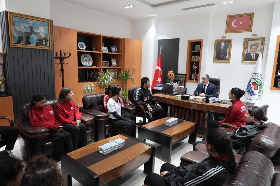 Kocaeli Kadın Gücü Spor Kulübü'nden Dilovası Belediye Başkanına Anlamlı Ziyaret