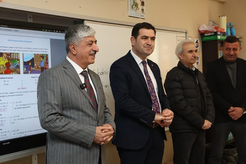 Başkan Ramazan Ömeroğlu ve İlçe Milli Eğitim Müdürü Yeni Eğitim Dönemi İçin Öğrencilerle Buluştu