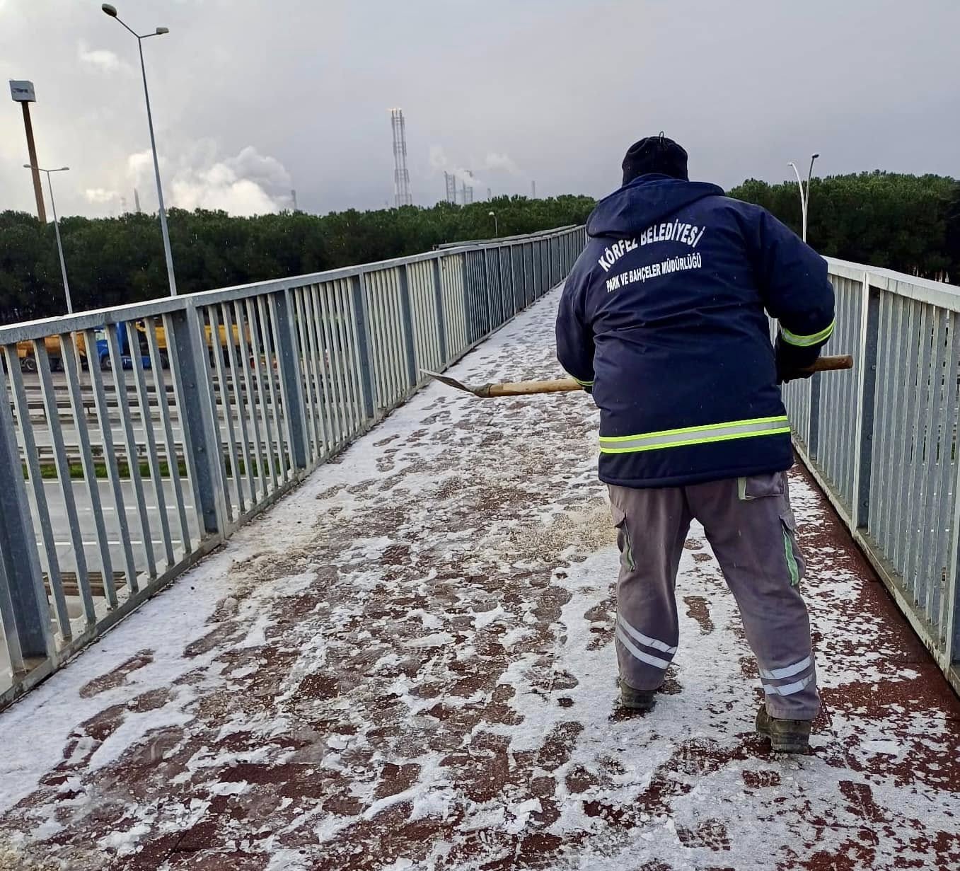 Körfez Belediyesi'nden Eşzamanlı Kar Temizleme ve Tuzlama Çalışmaları