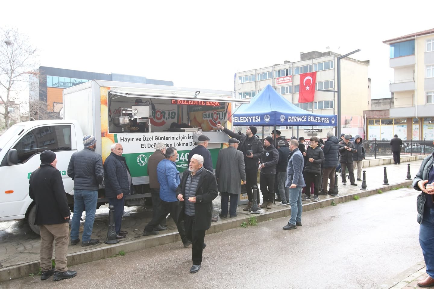 Derince'de Depremde Hayatını Kaybedenler Lokma İkramı ile Anıldı