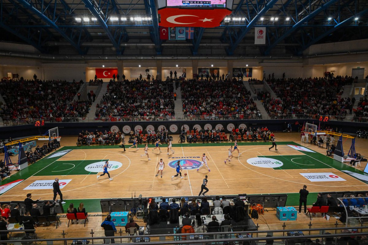 Vali İlhami Aktaş İzlanda Baskebol Müsabakasını İzledi