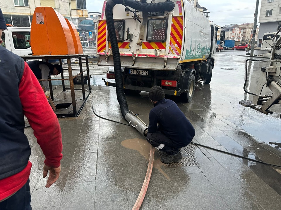 Darıca'da Daha Temiz Bir Çevre için Yeraltı Çöp Konteynerleri Temizleniyor