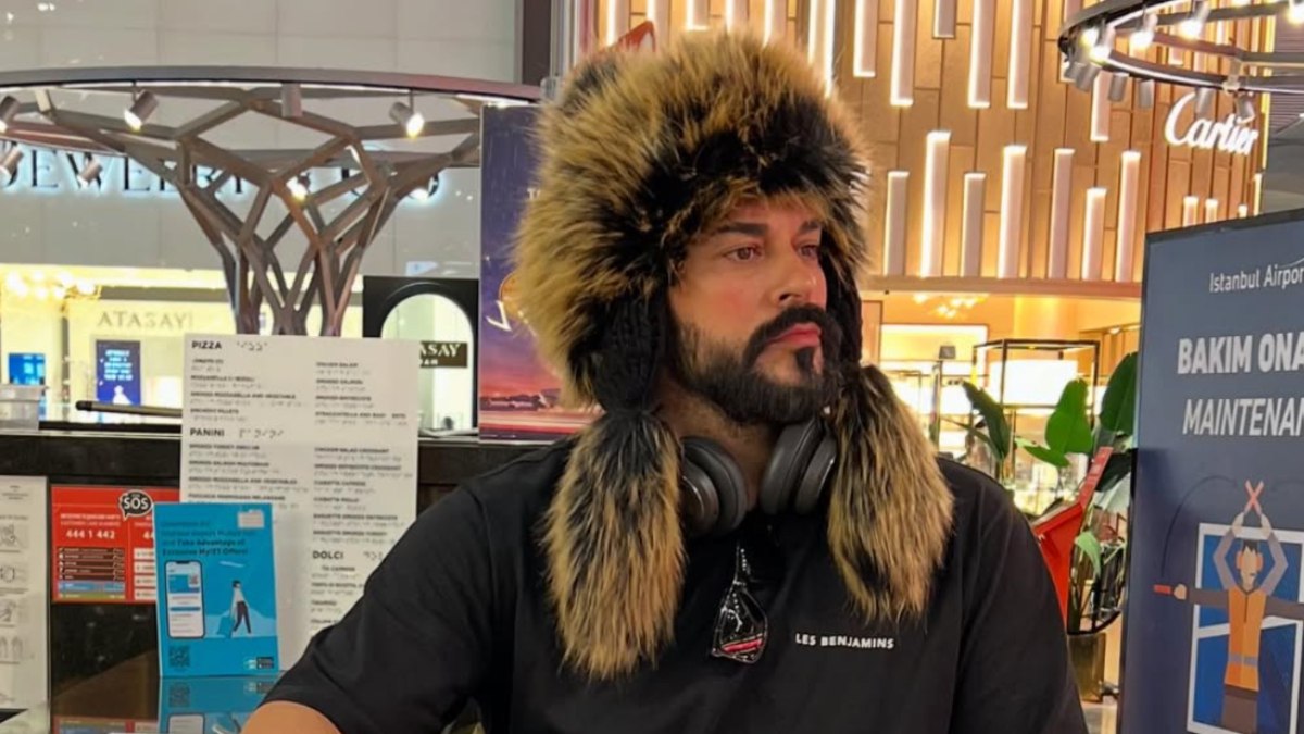 Burak Özçivit Rusya'da Kürklü Şapkasıyla Gündem Oldu