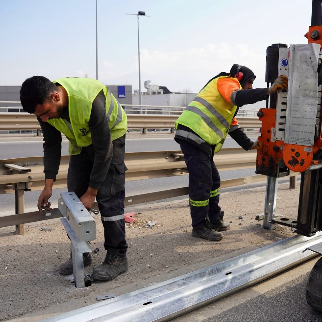 Kocaeli Büyükşehir Belediyesi Hasarlı Otokorkulukları Onarıyor