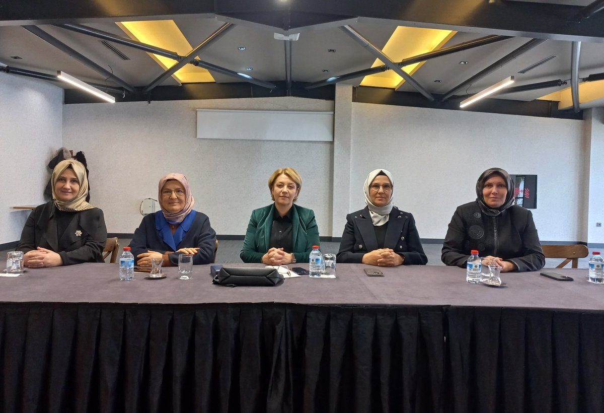 Kocaeli'nde AK Parti İlçe Kadın Kolları Başkanları Toplandı