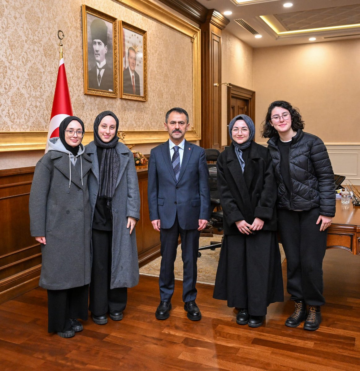 Mehmet Akif Ersoy Proje Kız Anadolu İmam Hatip Lisesi Öğrencilerinden Vali Aktaş'a Anlamlı Ziyaret