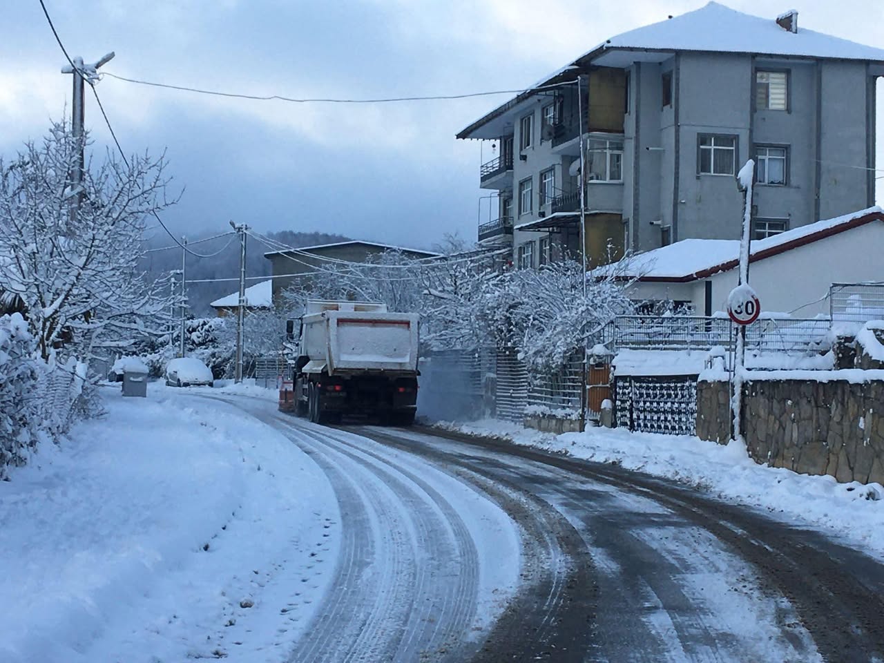 İzmit'te Karla Mücadele Aralıksız Sürüyor