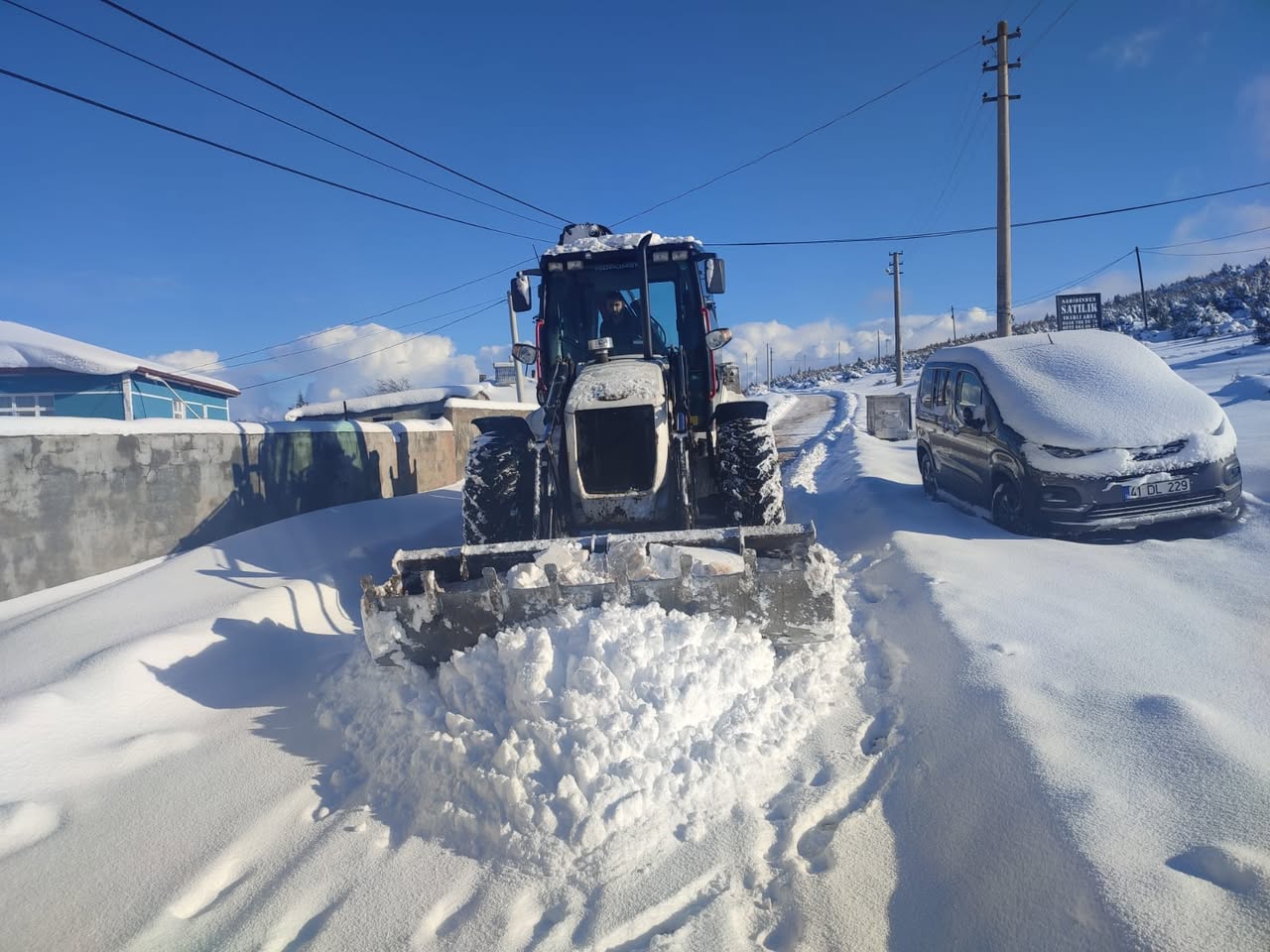 Körfez Belediyesi Kar Temizleme Çalışmalarını Aralıksız Sürdürüyor