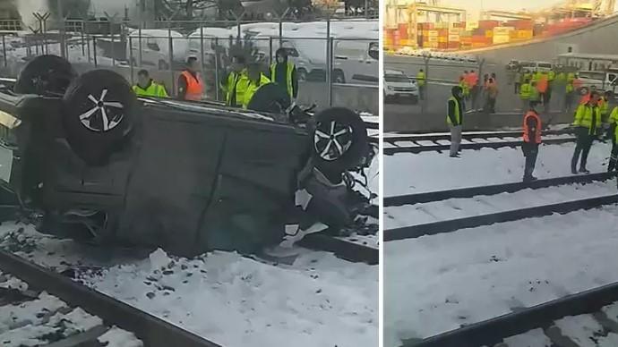 Gemi Yükleme Sırasında Araç Kazası: Sıfır Araç Tren Yoluna Düştü