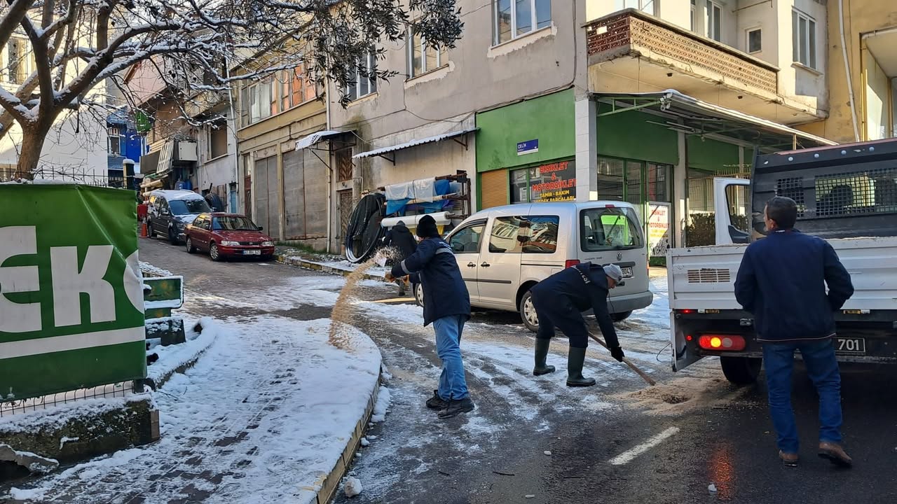 Kandıra'da Gece Saatlerinde Buzlanma Riski İçin Tuzlama Çalışmaları Başladı