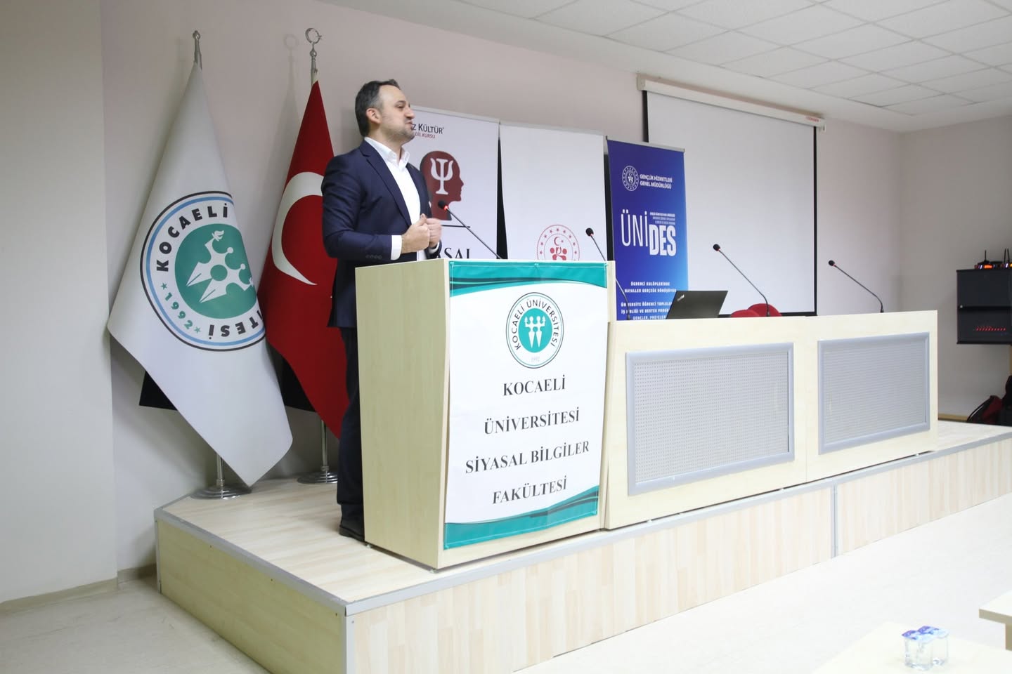 Kocaeli Üniversitesi'nde Gençlerle Bürokrasi Zirvesi: 