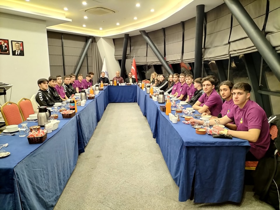 Kocaeli'nin Şampiyon Voleybolcuları Yelken Kafe'de Ödüllendirildi