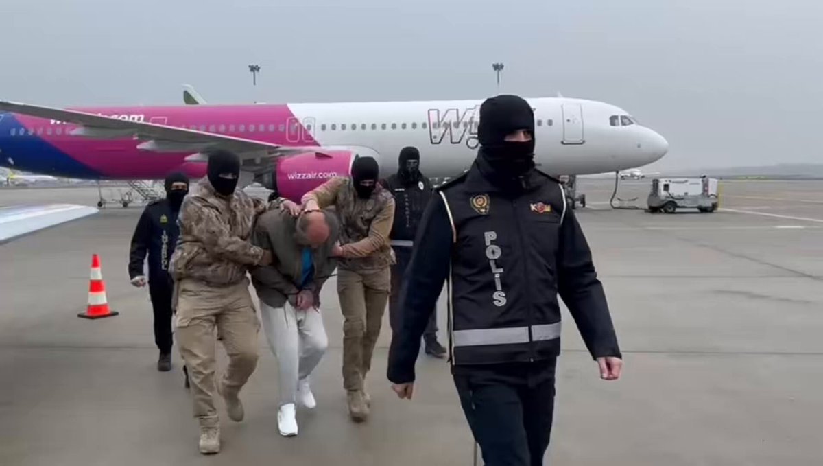 Türk Polisi Kırmızı Bültenle Aranan İki Suçluyu Yakaladı