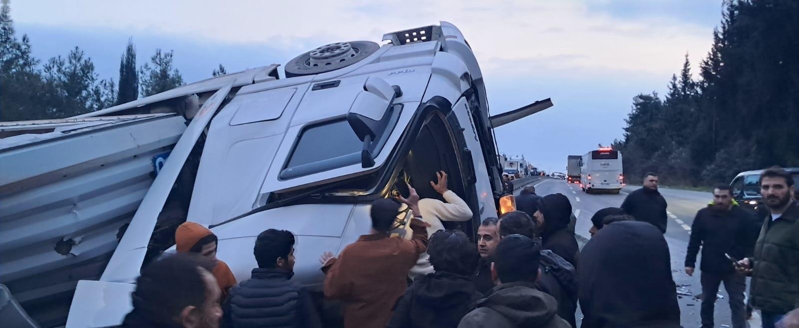 Kocaeli'de TIR Kazası: Yol Trafiğe Kapandı
