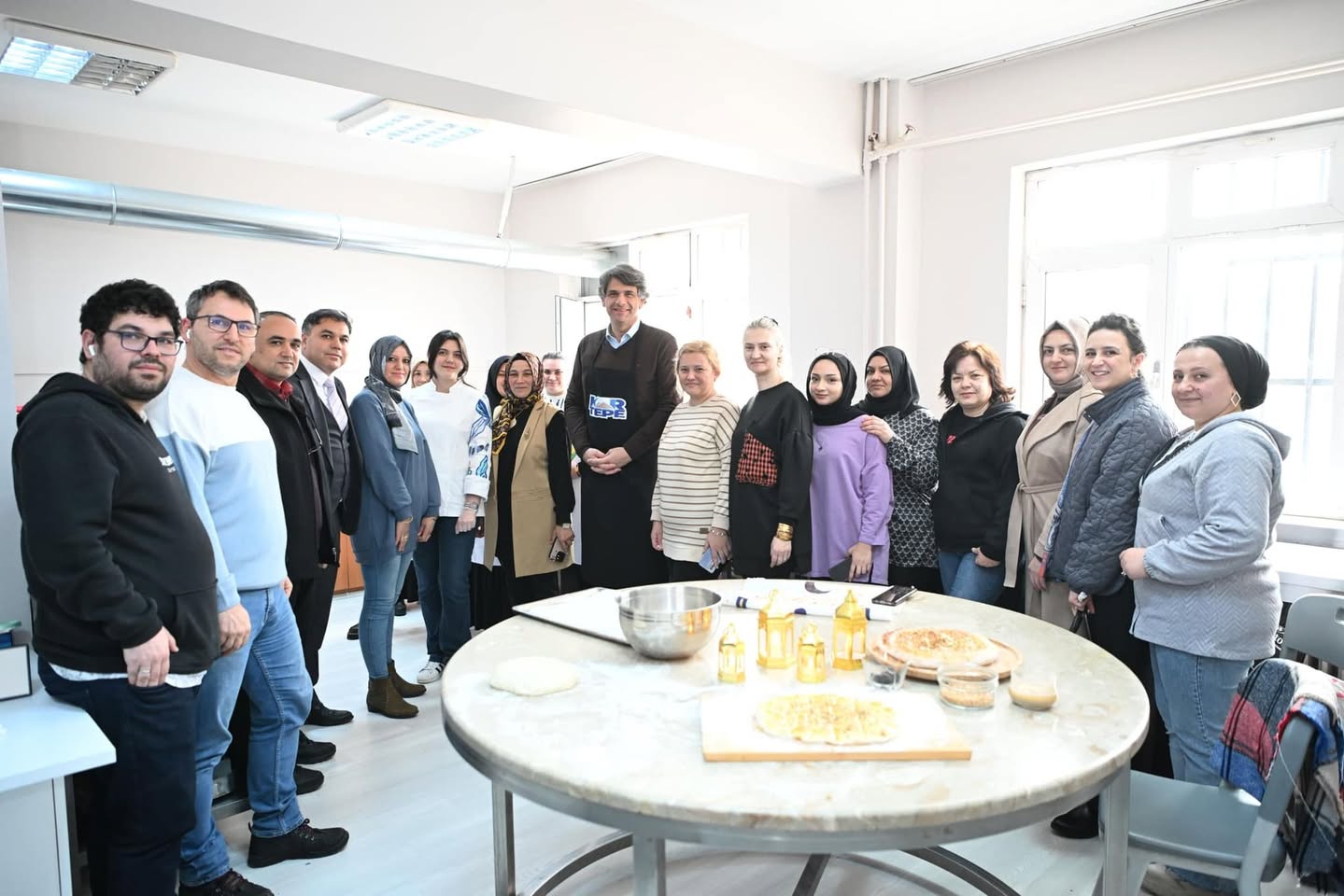 Kartepe Belediye Başkanı Kocaman Halk Eğitim Merkezi'nde Kursiyerlerle Pide Yaptı