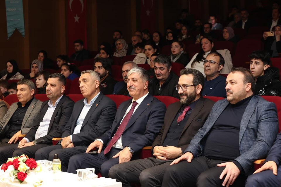 28 Şubat'ın İzlerini Sahnede Yaşatan Karanlıkta Açan Çiçekler Tiyatro Gösterisi